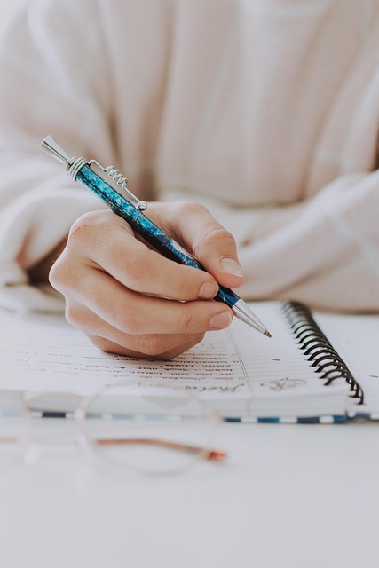 Una mano che scrive su un quaderno